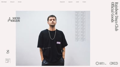 レインボー・ディスコ・クラブのアパレルアイテムを着用したモデル