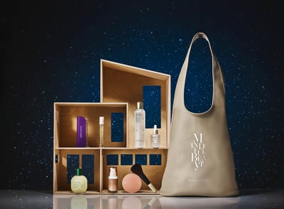 星空を背景に並ぶコスメとフレグランス