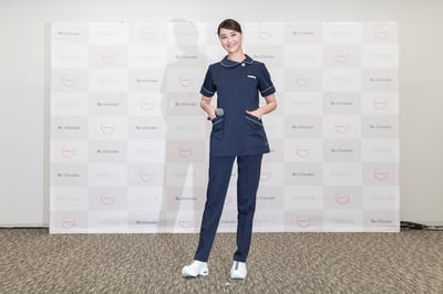 メディカルウェアを着用した観月ありさ