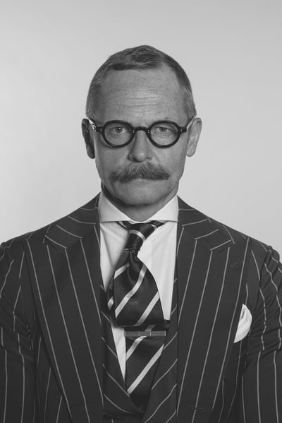 メガネを着用した人物