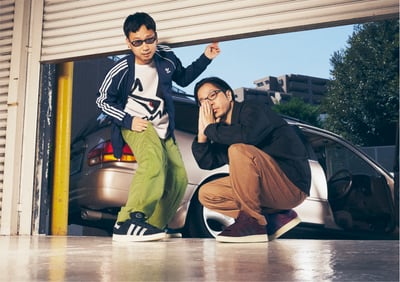 黒いスニーカーを着用したBIMと赤いスニーカーを着用した PUNPEE