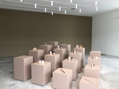 段になっている箱が並び、箱の上にコスメが置いてある