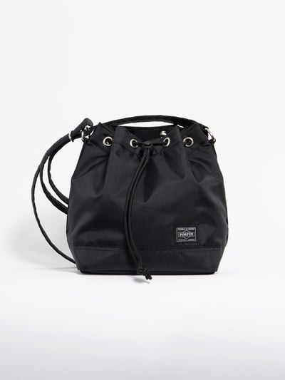 白背景のバッグ