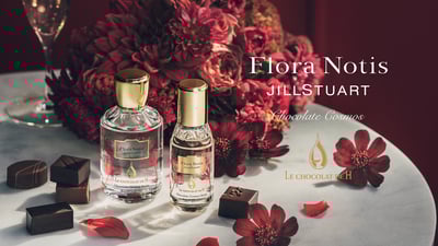 赤いバラと香水2つが並んでいる様子