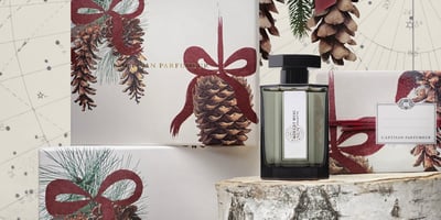 松の実などのデザインがされてあるギフトパッケージとフレグランスが並んでいる様子