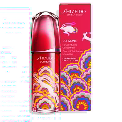 兎が描かれた赤いボトルの美容液と外箱