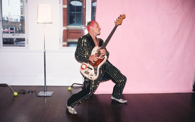 ステューシーとドリスヴァンノッテンのコラボコレクションを着たレッド・ホット・チリ・ペッパーズのフリー