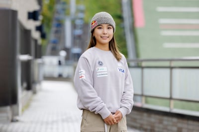 手を組んでいる女性