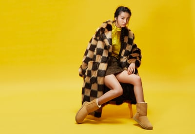 アグのベージュのブーツと茶色いチェックのコートを着用したKōki,