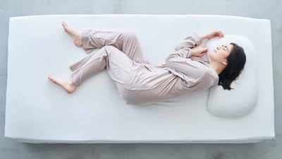 ワコール 睡眠科学の寝具に横たわる女性