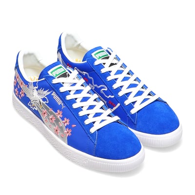 桜の刺繍が入った青のスニーカー