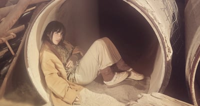 ベージュのスニーカーを着用したビリー?アイリッシュ