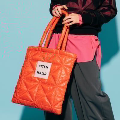 オレンジのキルティングバッグ