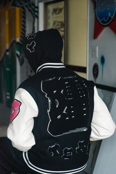 F.C.R.B.とSNEAKERWOLFのコラボアイテム