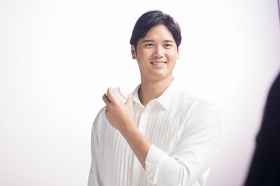 野球ボールを持った大谷翔平選手