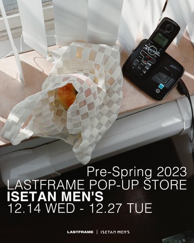 白いチェックのトートバッグと黒い電話