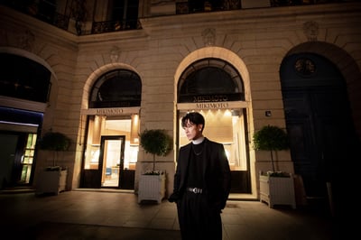 ポーズをとるモデル