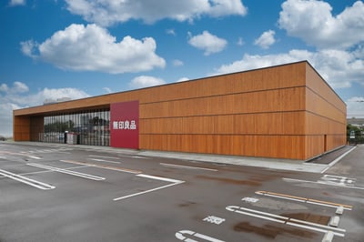 木を基調とした無印良品の店舗外観