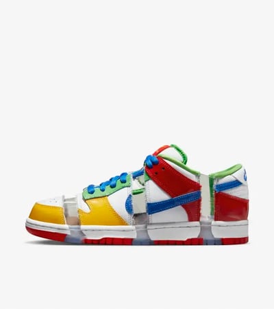 3分割されたデザインに赤、黄色、青を配したスニーカー