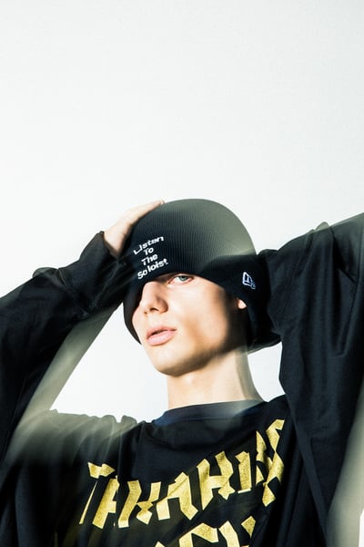 黒いニットキャップを被った男性の写真