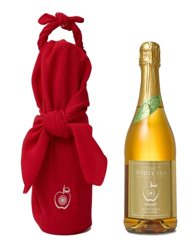 ドリンクのボトルとボトルを包む風呂敷の写真