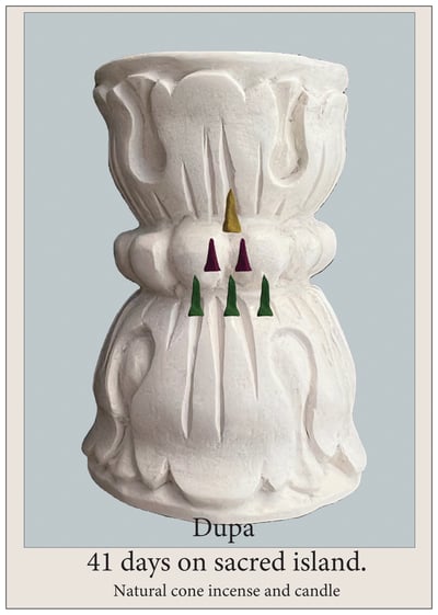 白いキャンドル用の器とカラフルな御香