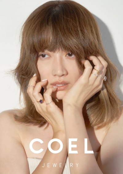 指輪をつけてポーズを取る女性