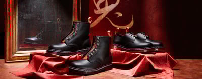 黒のブーツと赤い背景