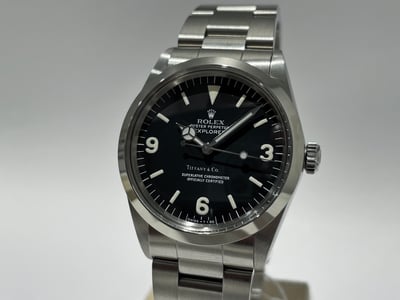 シルバーケースで黒い文字盤の腕時計