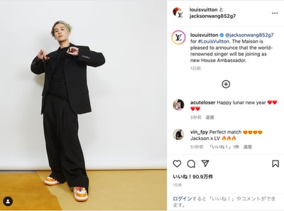 ポーズをとるモデル