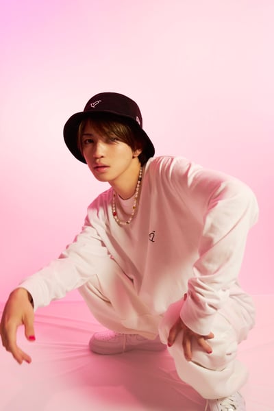 ニューエラと岩橋玄樹によるコラボコレクションを着る岩橋玄樹