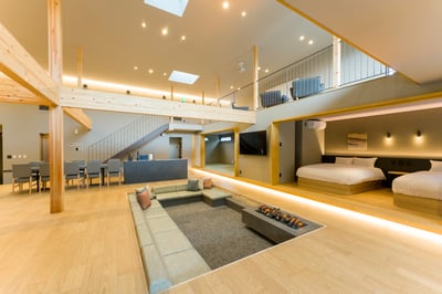 ホテル内観（ベッドやソファ、机など）