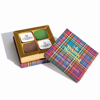 赤チェックの箱に入ったチョコレート