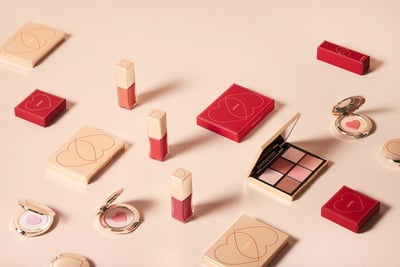 リップ、チーク、アイパレットが並んでいる画像
