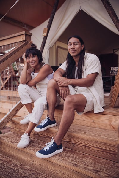 ポーズをとるモデル