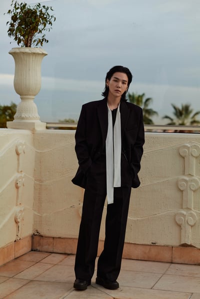 ポーズをとる男性