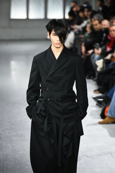 「ヨウジヤマモト プールオム」23年秋冬コレクションでウォーキングをするSnow Manのラウール