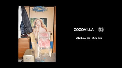 部屋に置かれたアート作品