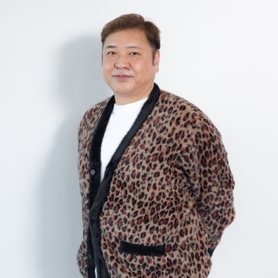 レオパード柄のカーディガンを着た男性