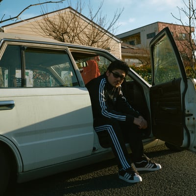 車の座席に座った男性