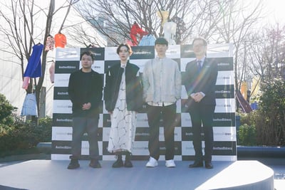 4人の男女の全身