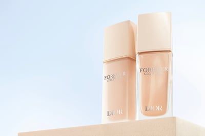 2つの化粧下地が台の上に乗っている様子