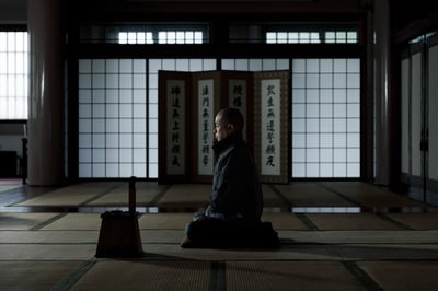 坐禅を組む住職