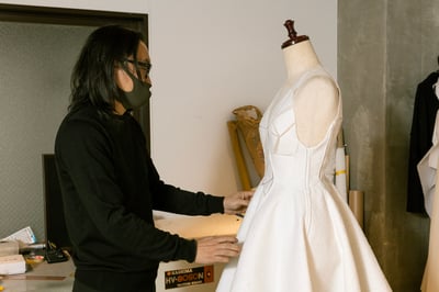 トワルを触る男性