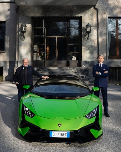 ポーズをとる2人の男性