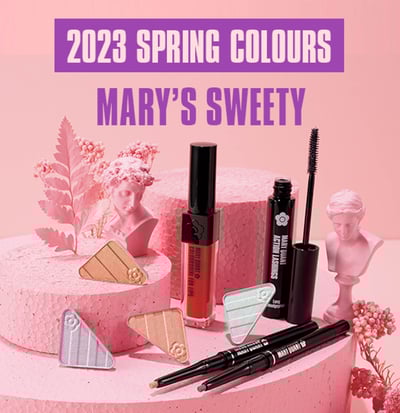 ピンクの台座の上に置かれているアイシャドウ4色とアイライナー2色、マスカラとリップグロス