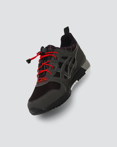 赤い紐の黒いスニーカー