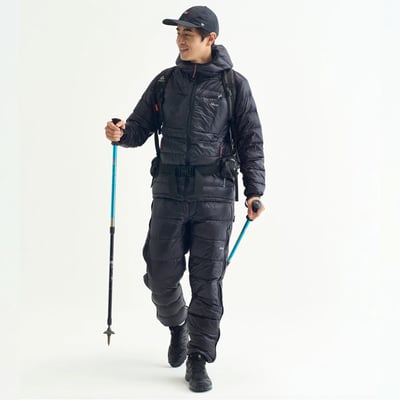 黒いダウンジャケットとパンツを着用した男性