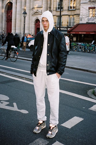 ポーズをとる男性