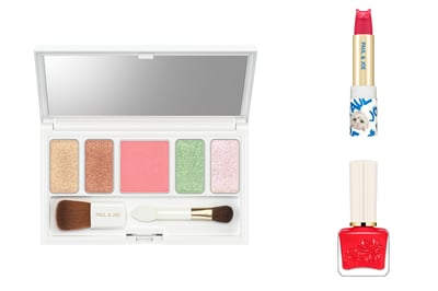 カラフルなメイクパレットと猫の形のリップ、赤のネイル